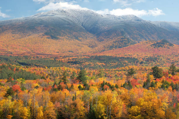 ladera del follaje de otoño pico con el monte lafayette nevado - white mountain national forest fotografías e imágenes de stock