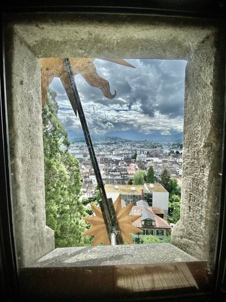 mit blick auf ein steinernes bullauge des zytturms aus dem 13. jahrhundert mit blick auf die historische altstadt von luzern, schweiz. - switzerland tourism wall window stock-fotos und bilder