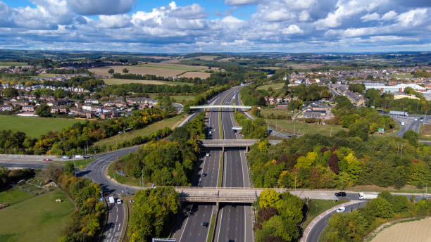 foto aérea con dron de la concurrida autopista m1 con tres puentes que cruzan la autopista en el pueblo de barnsley en sheffield, reino unido, en el verano en un brillante día soleado de verano. - m1 fotografías e imágenes de stock