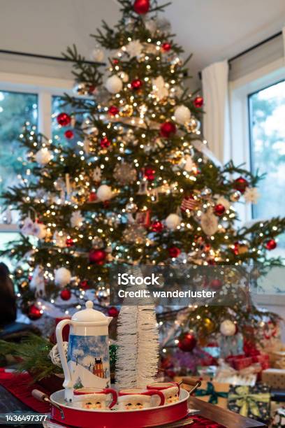 Foto de Árvore De Natal Decorada E Bandeja De Café e mais fotos de stock de  Bola de Árvore de Natal - Bola de Árvore de Natal, Centro-oeste dos Estados  Unidos, EUA -