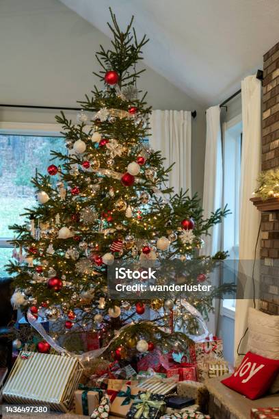 Foto de Decorado A Árvore De Natal e mais fotos de stock de Bola de Árvore  de Natal - Bola de Árvore de Natal, Centro-oeste dos Estados Unidos, EUA -  iStock