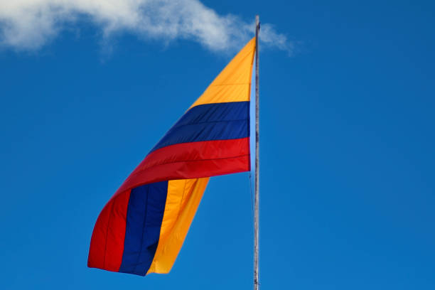 colombian flag with blue sky in the background - 哥倫比亞 國家 個照片及圖片檔