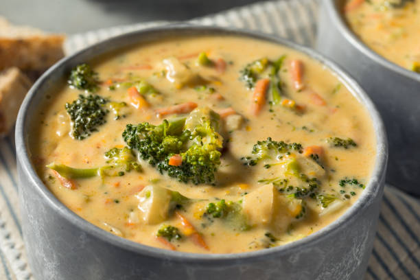 zuppa cheddar di broccoli sani fatti in casa - cream of broccoli foto e immagini stock