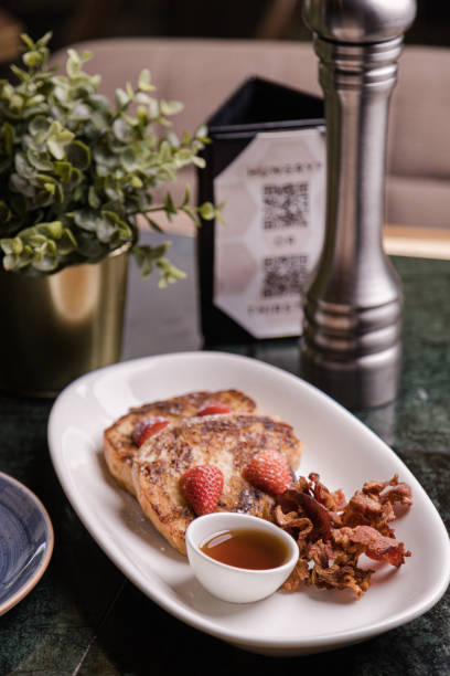 rabanada com bacon - french toast toast french culture syrup - fotografias e filmes do acervo