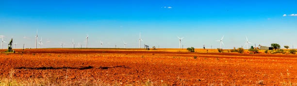 production d’énergie verte et fossile sur les terres agricoles du texas - fuel and power generation oil industry oil rig industry photos et images de collection