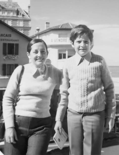60 년대에 찍은 흑백 이미지 : 아�들과 함께 포즈를 취하는 웃는 여자 - 1960 1969 년 뉴스 사진 이미지