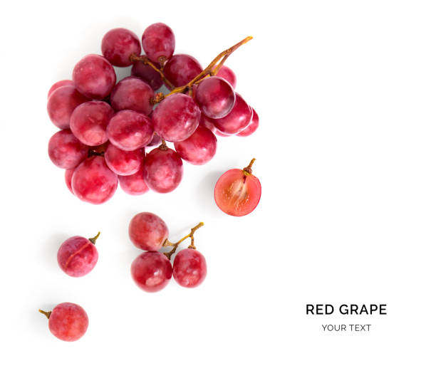 붉은 포도로 만든 창조적 인 레이아웃. 플랫 레이. 음식 개념. - red grape 뉴스 사진 이미지