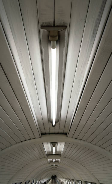 uma iluminação de néon fluorescente na parede do teto. - led lighting equipment light bulb installing - fotografias e filmes do acervo