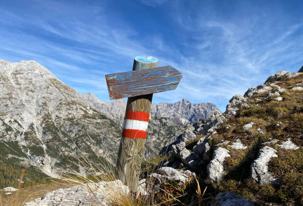 bergwegschild - beauty in nature belluno clear sky color image stock-fotos und bilder