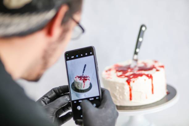 rzemieślniczy słodki projektant fotografujący krwawe ciasto halloweenowe wyizolowane na białym - blood cake zdjęcia i obrazy z banku zdjęć