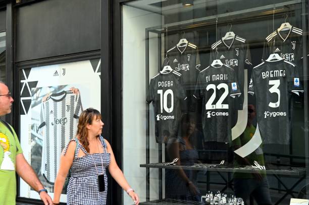 new top players for next season jersey on display at juventus fc official store in turin, italy - fifa torneio imagens e fotografias de stock