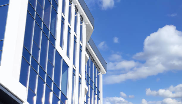 現代のガラス住宅またはオフィスビルの外観 - built structure business building exterior glass ストックフォトと画像