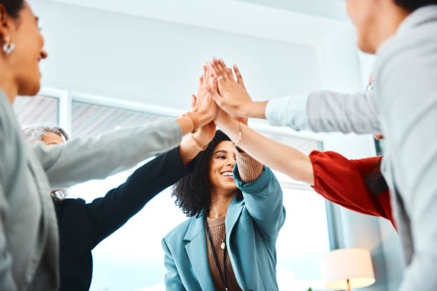 High five, motivation and employees meeting for support, success and team building in office at work. Excited, happy and smile corporate workers with a goal, mission and partnership business target choca los cinco, motivación y reunión de empleados para el apoyo, el éxito y la formación de equipos en la oficina en el trabajo. trabajadores corporativos emocionados, felices y sonrientes con un objetivo, misión y objetivo comercial de asociación