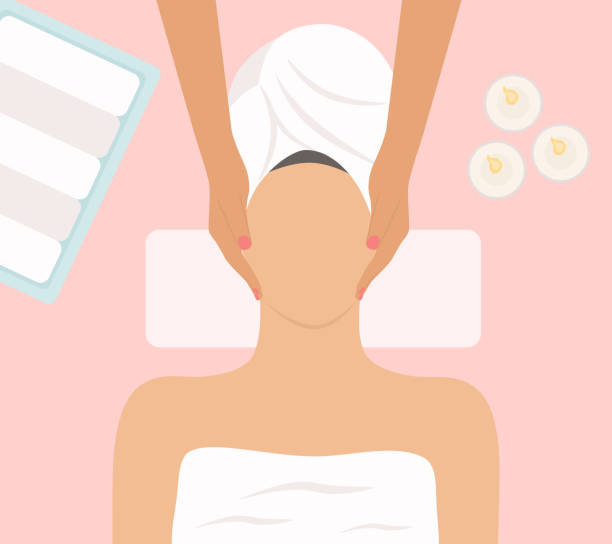 ilustraciones, imágenes clip art, dibujos animados e iconos de stock de mujer recibiendo masaje facial y tratamiento para el cuidado de la piel en el centro de spa - massage therapist illustrations