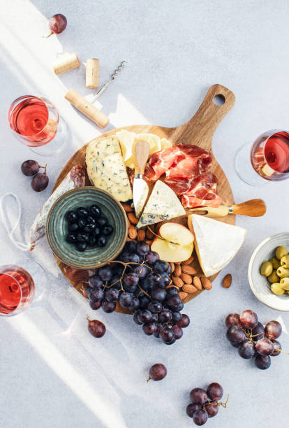 degustazione di vini snack formaggi tavola, vista dall'alto verso il basso - wine cheese food salami foto e immagini stock