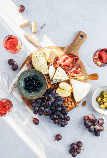 дегустация вин закусочная сырная доска, вид сверху вниз - wine cheese food salami стоковые фото и изображения