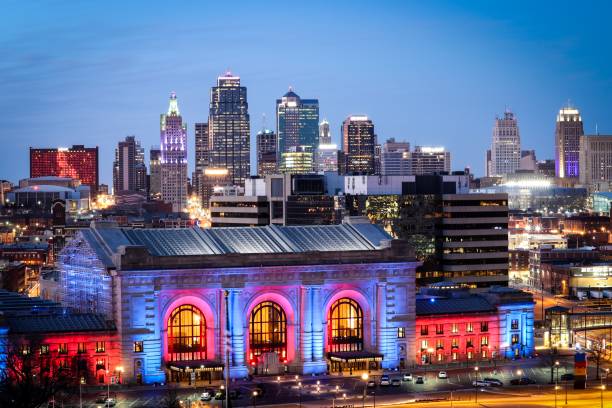 piękne ujęcie union station i drapaczy chmur na tle zmierzchu w kansas city, missouri, usa - kansas city zdjęcia i obrazy z banku zdjęć