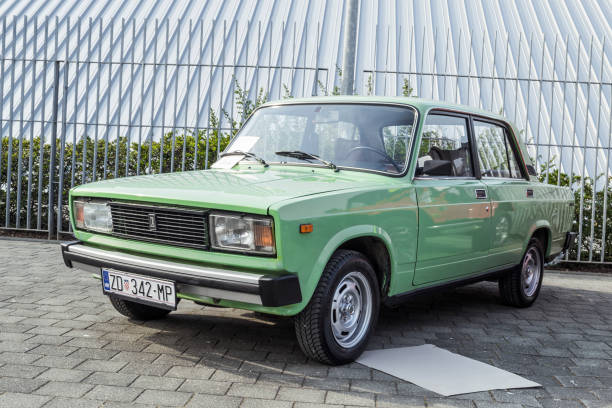 lada vaz 2105 znany jako lada riva, klasyczny rosyjski kompaktowy sedan z - avtovaz zdjęcia i obrazy z banku zdjęć