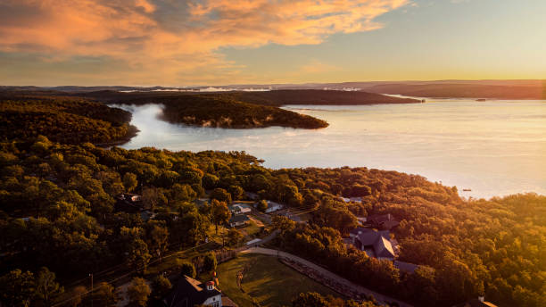 Sunset sky over the Tenkiller lake, Oklah and green forested area in the evening The sunset sky over the Tenkiller lake, Oklah and green forested area in the evening ok stock pictures, royalty-free photos & images