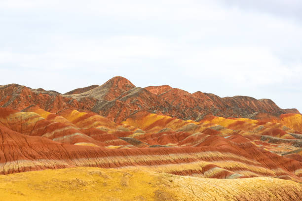 vista della morfologia di danxia, cheltenham badland a jinyun, cina danxia - roccia sedimentaria foto e immagini stock