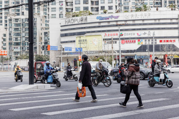 covid 19の封鎖準備、購入した物資を持った人々が中国の上海の通りを横断する。 - store market china city street ストックフォトと画像