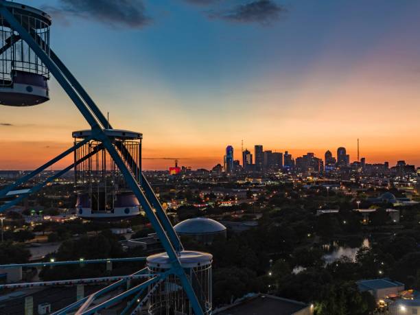 horizonte escénico con rascacielos durante la toma del atardecer de una noria en dallas, texas - dallas texas texas ferris wheel carnival fotografías e imágenes de stock