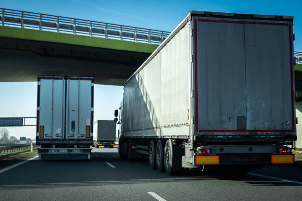 transporte, logística vehículo largo remolque camión fotografía temática. - truck oil industry natural gas action fotografías e imágenes de stock