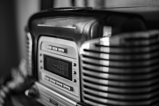 A grayscale closeup shot of a retro vintage radio