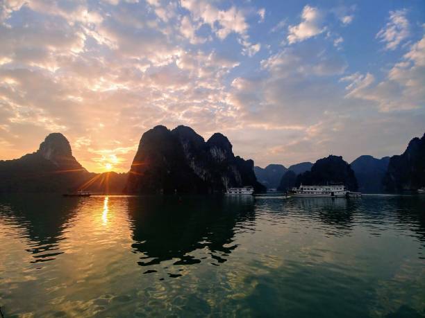 sunrise in ha long bay - halong bay vietnam bay cruise imagens e fotografias de stock