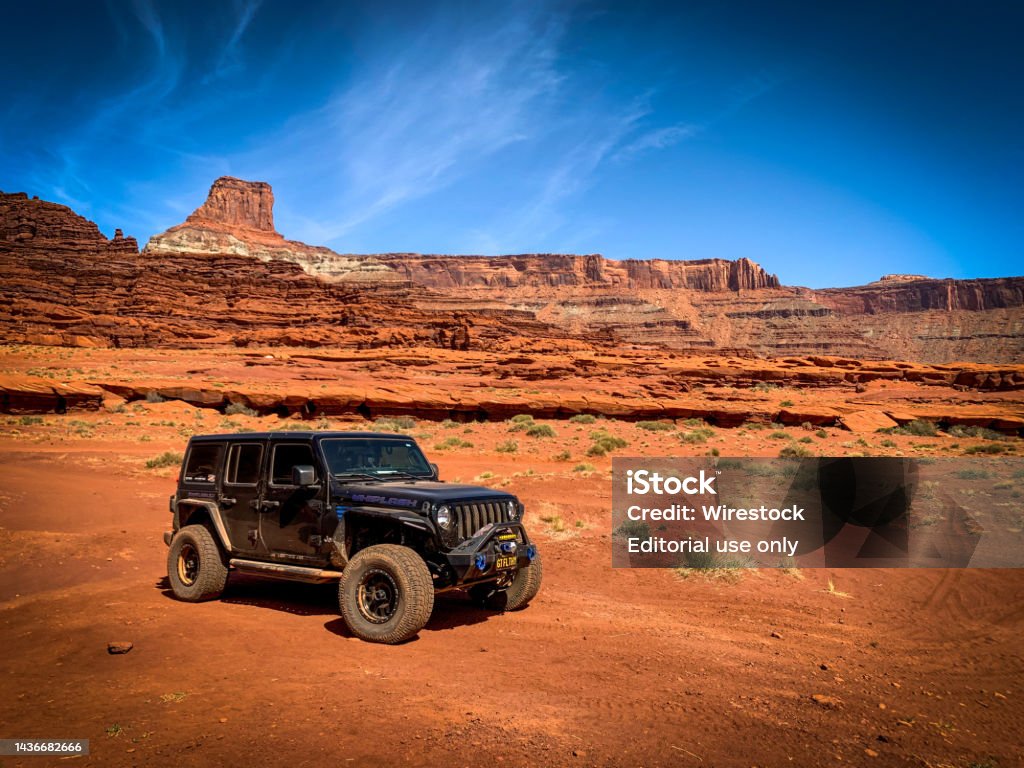 Khung Cảnh Hoành Tráng Của Một Chiếc Jeep Wrangler Nhanh Nhẹn Trong Một Sa  Mạc Nóng Như Đá Ở Moab Utah Hoa Kỳ Hình ảnh Sẵn có - Tải xuống Hình ảnh