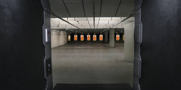 interior de un campo de tiro vacío con objetivos - deporte - target shooting fotografías e imágenes de stock