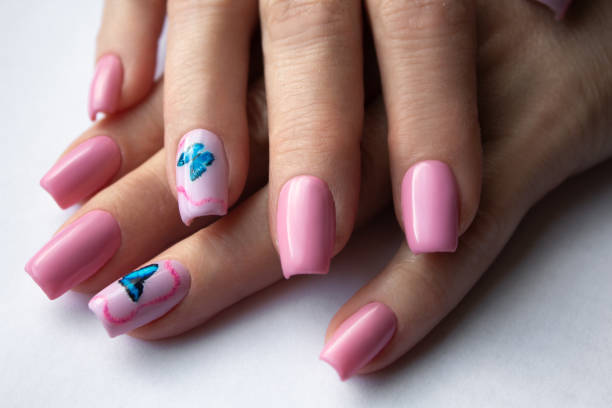 маникюр на возрастной руке крупным планом - nail salon fingernail manicure design стоковые фото и изображения