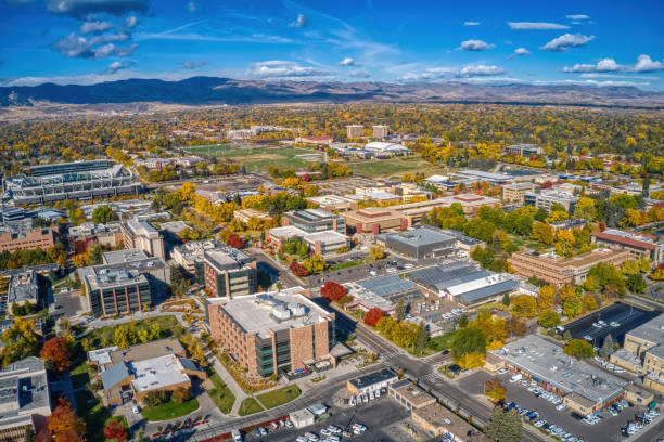 tiro aéreo de uma grande universidade em fort collins no colorado durante o outono - university of colorado - fotografias e filmes do acervo