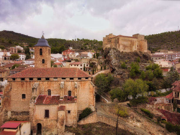 paisaje urbano de yeste, con edificios medievales en albacete, castilla la mancha, españa - provincia de albacete fotografías e imágenes de stock