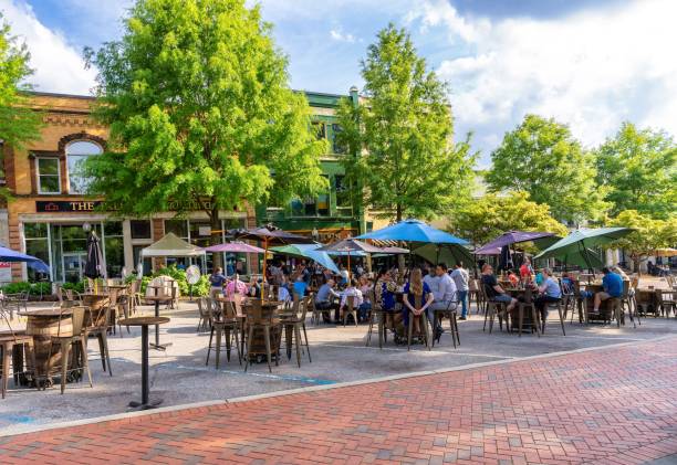 Summer outdoor dining on Wall Street near Morgan Square in Spartanburg, SC, USA Spartanburg, United States – May 03, 2021: A summer outdoor dining on Wall Street near Morgan Square in Spartanburg, SC, USA business architecture blue people stock pictures, royalty-free photos & images