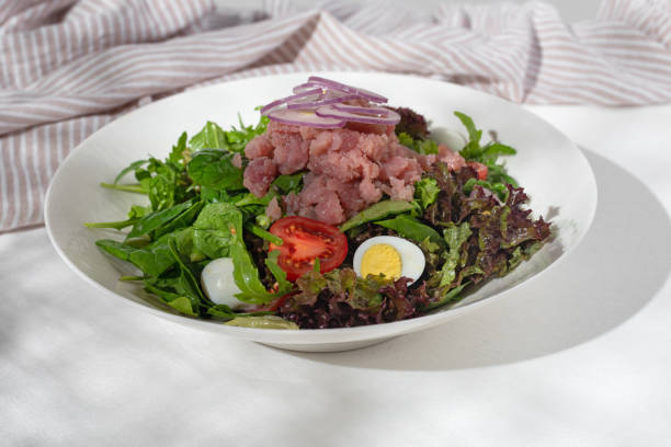 традиционное французское блюдо, салат никуаз с тунцом - tuna steak tuna steak olive oil стоковые фото и изображения
