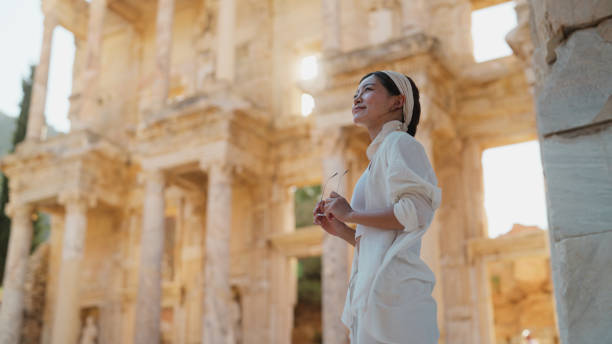 portrait d’une jeune touriste dans la vieille ville historique - ephesus photos et images de collection