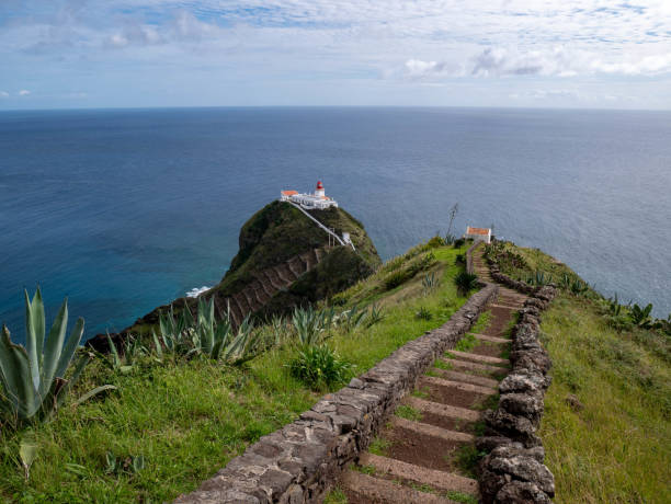 sentiero che conduce al faro circondato dal mare nelle azzorre, isola di santa maria, portogallo - santa maria foto e immagini stock