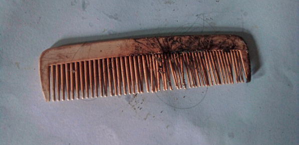 the comb is dirty because after use it is not cleaned so the dirt sticks