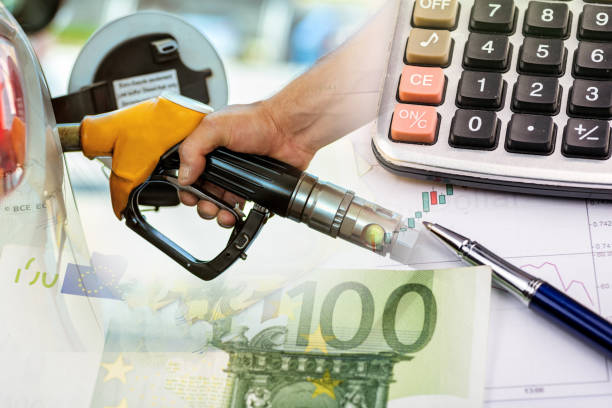 concepto de euro y precios del petróleo - gas prices energy crisis environment finance fotografías e imágenes de stock