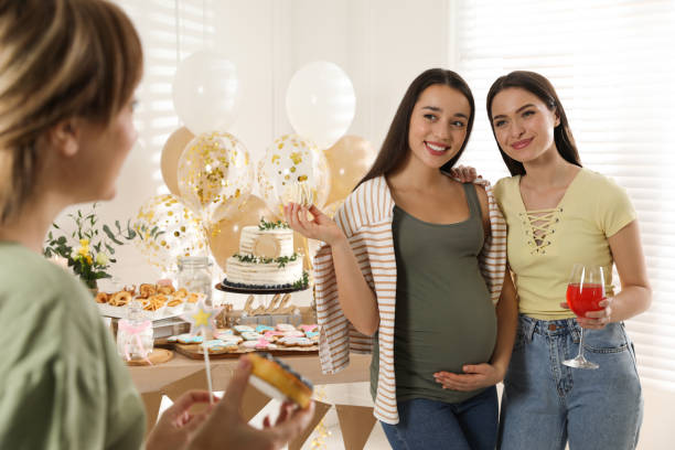 행복한 임산부와 베이비 샤워 파티에서 맛있는 간식을 가진 그녀의 친구들 - human pregnancy baby shower image color image 뉴스 사진 이미지