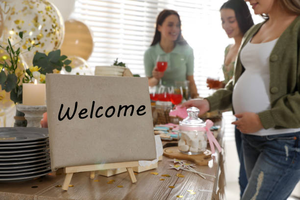 беременная женщина и ее друзья принимают вкусные угощения на вечеринке с детским душем, крупным планом - human pregnancy baby shower image color image стоковые фото и изображения