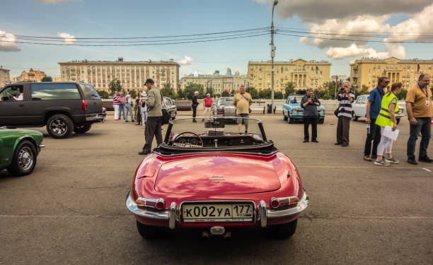 винтажный автомобиль 1967 jaguar e type series 4.2 - jaguar car vintage car collectors car personal land vehicle стоковые фото и изображения