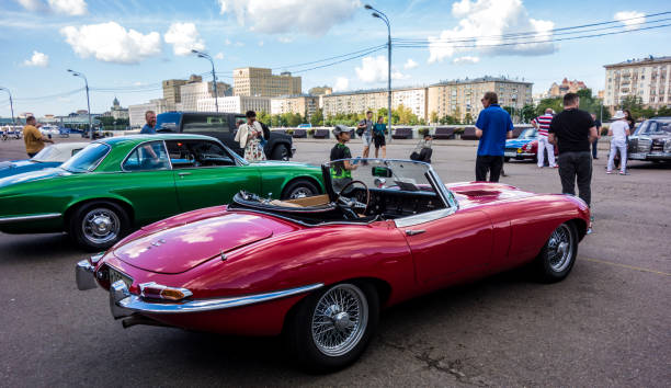 voiture de collection 1967 jaguar e type series 4.2 - jaguar car vintage car collectors car personal land vehicle photos et images de collection