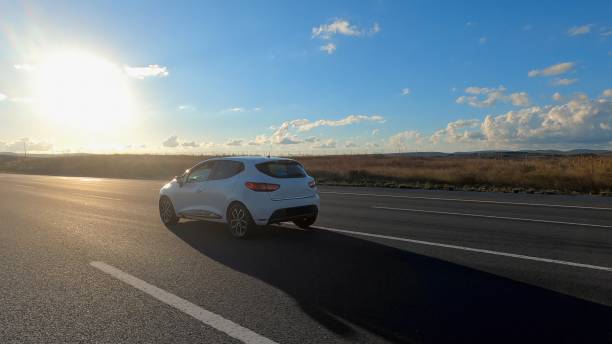 conduire une voiture sur route - move back photos et images de collection