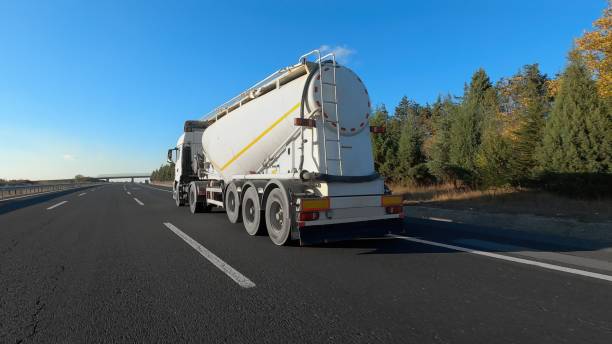 liquid cement truck transportation - truck motion road cement truck imagens e fotografias de stock