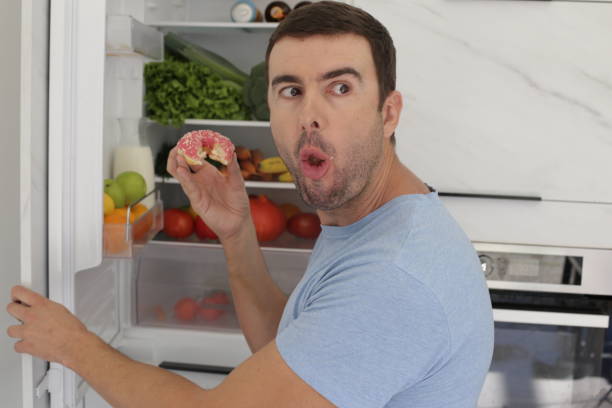 homem faminto comendo um donut - overweight dieting men unhealthy eating - fotografias e filmes do acervo