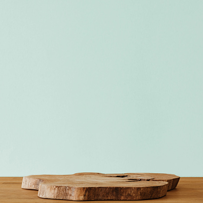 Rebanada de madera sobre mesa de madera y espacio de copia photo