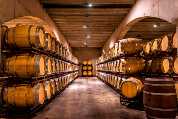 ワインセラー。ワインまたはウイスキー樽。フランスの木製樽。 - wine bottle composition cellar red wine ストックフォトと画像