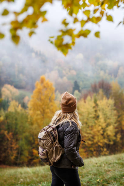 escursioni turistiche in solitaria nella foresta autunnale - individual event women people autumn foto e immagini stock